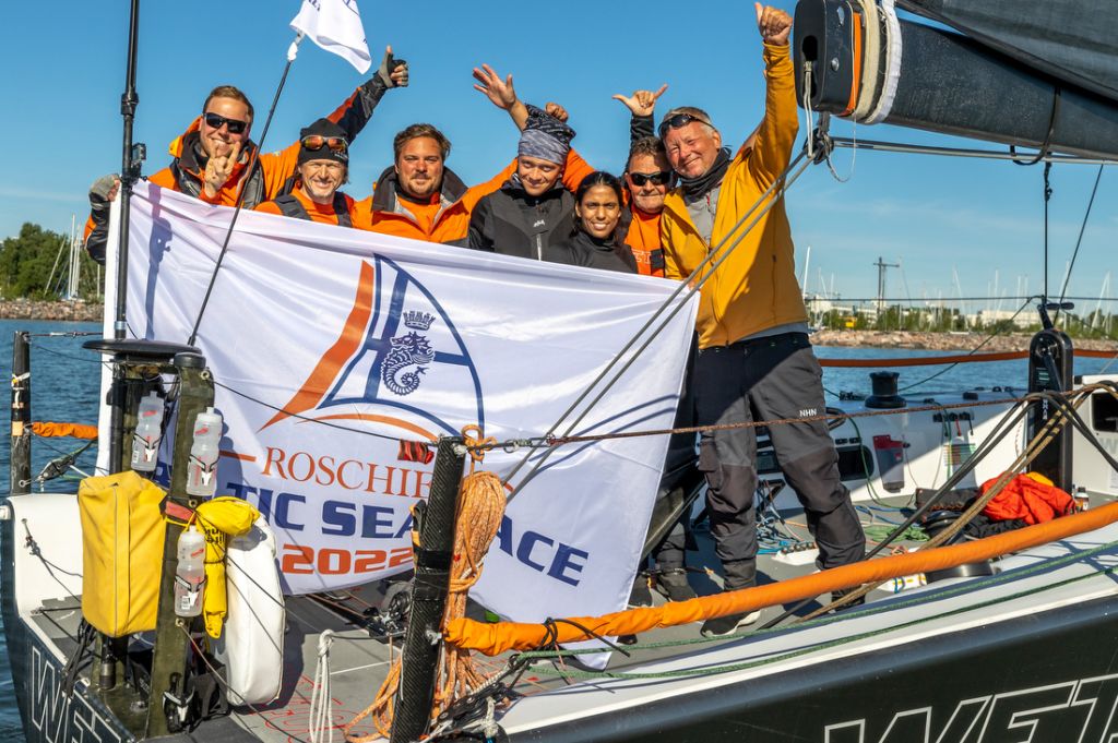 The Swedish corinthian team on Niclas Heurlin's Farr 400 Wetjob celebrate after completing the first Roschier Baltic Sea Race in Helsinki © Pepe Korteniemi /www.pepekorteniemi.fi The Swedish corinthian team on Niclas Heurlin's Farr 400 Wetjob celebrate after completing the first Roschier Baltic Sea Race in Helsinki © Pepe Korteniemi /www.pepekorteniemi.fi