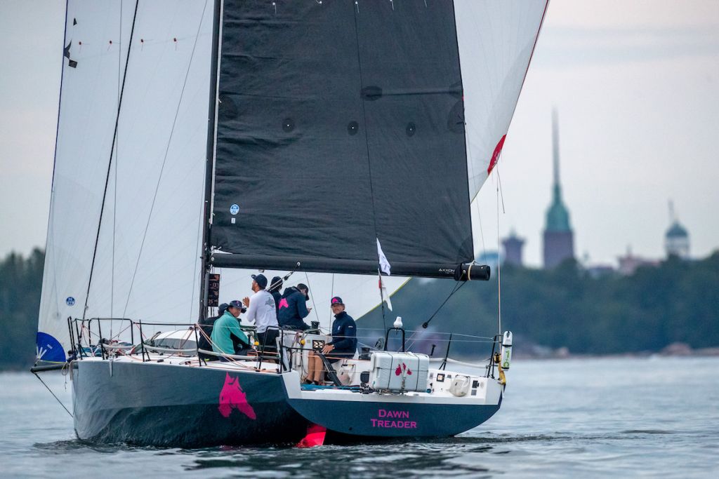 low dawn treader with helsinki skyline pepe korteniemi 2022 0081