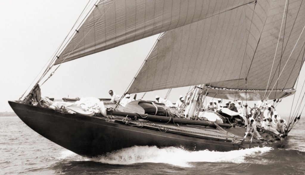 Thomas Sopwith’s J-Class Endeavour in 1935 © Beken of Cowes