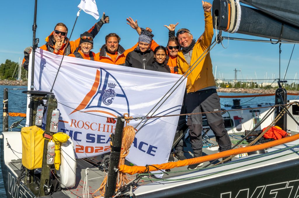 The Swedish corinthian team on Niclas Heurlin's Farr 400 Wetjob celebrate after completing the first Roschier Baltic Sea Race in Helsinki © Pepe Korteniemi /www.pepekorteniemi.fi